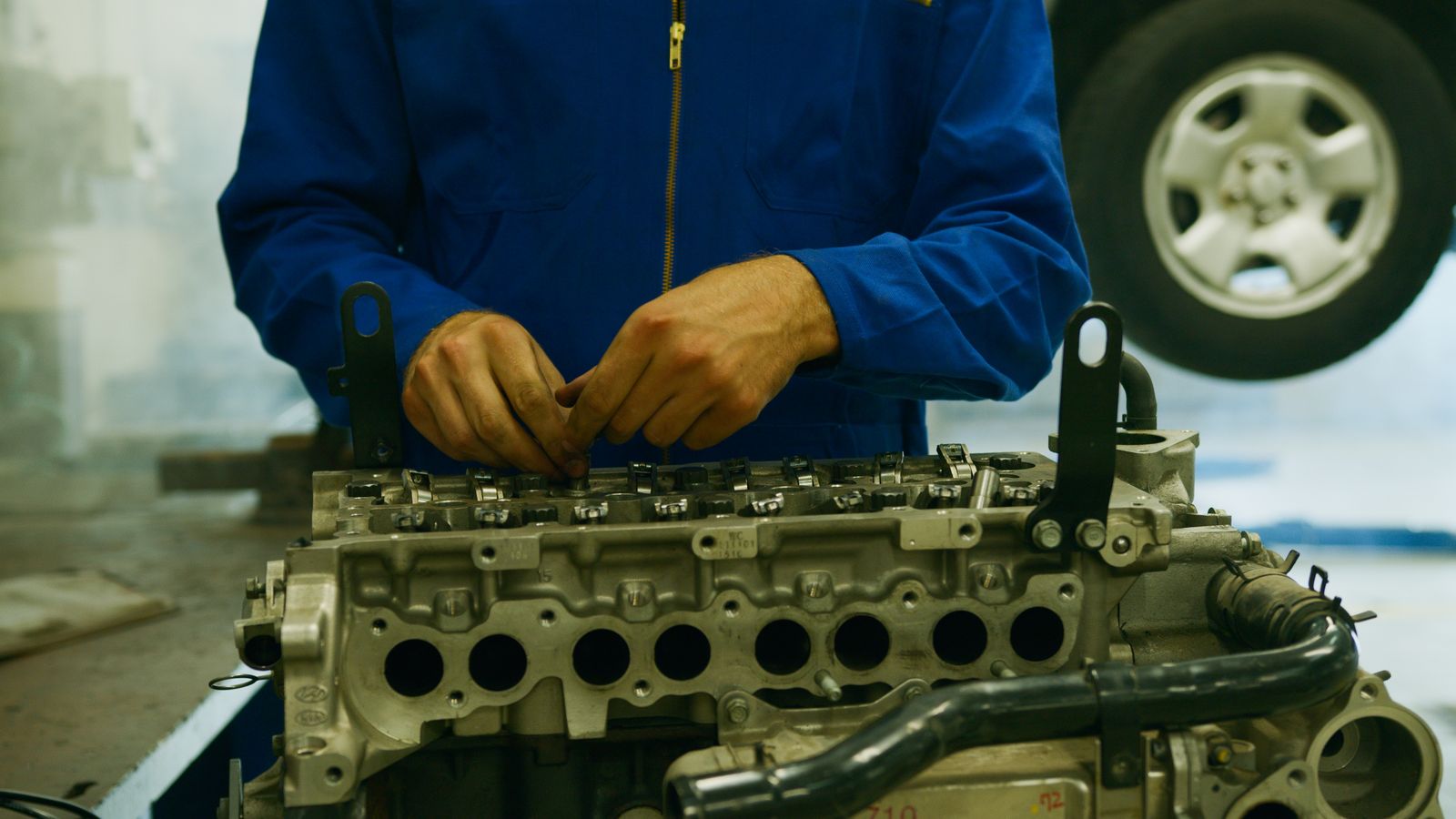Technik przy naprawie podzespołu